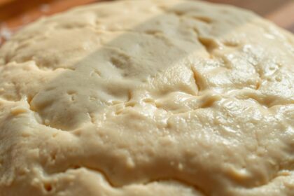 Co zrobić, gdy ciasto na pizzę się klei